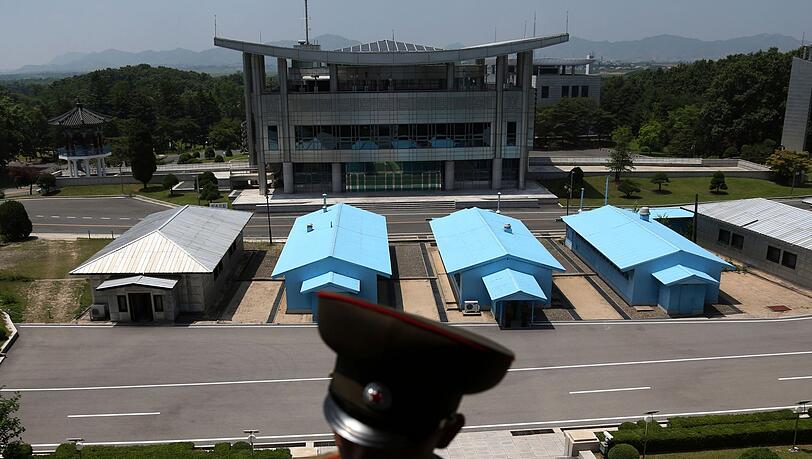 Seit Ende des Koreakriegs 1953 werden Nord- und Südkorea entlang der sogenannten demilitarisierten Zone (DMZ) getrennt - hier zu sehen von der nördlichen Seite. Seit Ende des Koreakriegs 1953 werden Nord- und Südkorea entlang der sogenannten demilitarisierten Zone (DMZ) getrennt - hier zu sehen von der nördlichen Seite.
