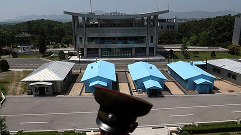 Seit Ende des Koreakriegs 1953 werden Nord- und S&uuml;dkorea entlang der sogenannten demilitarisierten Zone (DMZ) getrennt - hier zu sehen von der n&ouml;rdlichen Seite.