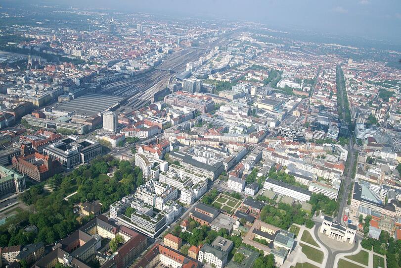 Im Vordergrund der Königsplatz, links hinten der Blick auf den Hauptbahnhof.