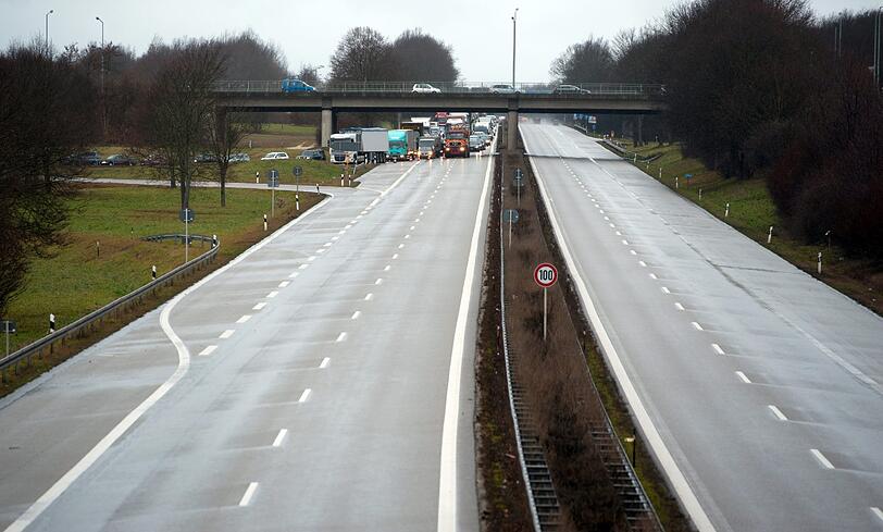 Die Autobahn 3 ist am Donnerstag (05.01.2012) in Regensburg (Oberpfalz) in der Nähe eines Sturm abgedeckten Möbelhauses gesperrt. Das Orkantief "Andrea" hat in der Nacht zum Donnerstag erste Schäden in Bayern angerichtet. so haben starke Sturmböen das Dach eines  Möbelmarktes in Regensburg abgedeckt. Von den Trümmerteilen sei niemand verletzt worden, teilte die Polizei mit. Um die umherfliegenden Teile des Wellblechdaches zu bergen wurde die Autobahn 3 komplett gesperrt.