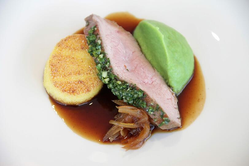 Chianina-Kalbstafelspitz mit Gremolata, Mascarpone-Polenta und Vin-Santo-Zwiebeln: &bdquo;Chianina&ldquo; ist eine weiße Rinderart aus der Toskana. Das zarte Fleisch begleitet eine angeröstete Polenta, die durch den Einsatz der Mascarpone ungewöhnlich cremig ist; die Gremolata, eine Kräuter-Würzmischung, umschmeichelt den Tafelspitz ebenfalls in Cremeform. Aus der Toskana stammt die Weinbegleitung: der fein ausbalancierte Chianti Rufina aus dem Hause Fattoria Grignano, Jahrgang 2009.