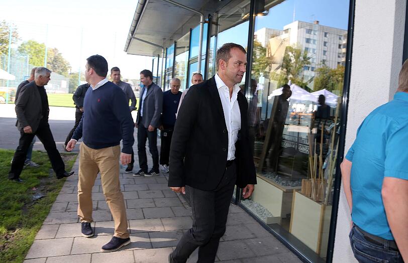 Die DFB-Delegation um Hansi Flick besucht das Nachwuchsleistungszentrum der Löwen.