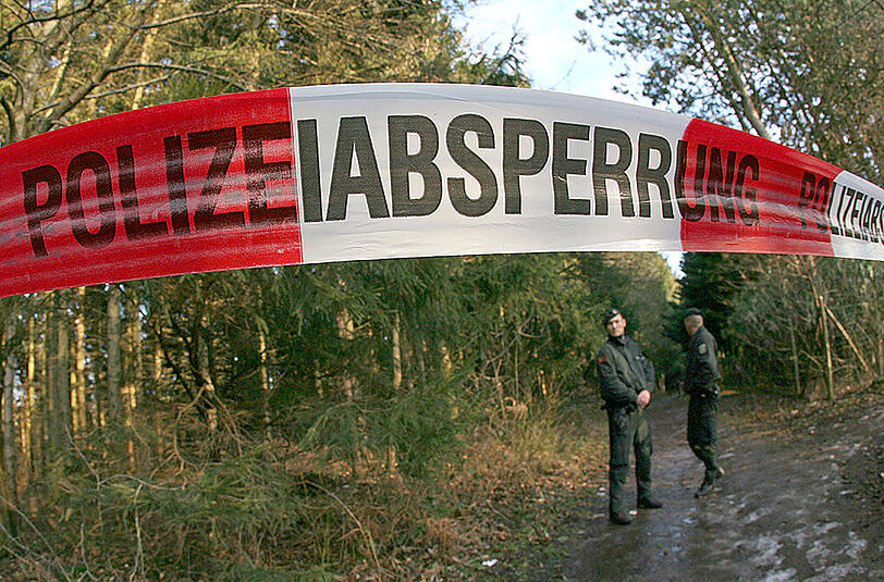 Absperrband der Polizei. In einem Wald nahe dem Dortmund-Ems-Kanal wurde ein 18-Jähriger schwer misshandelt.