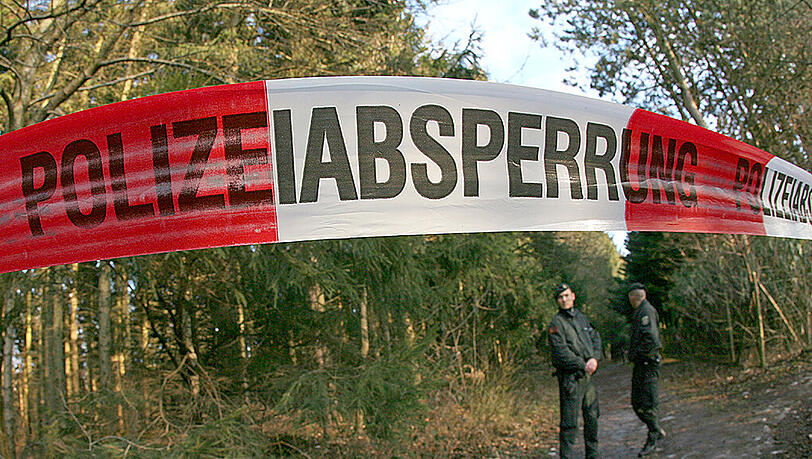 Absperrband der Polizei. In einem Wald nahe dem Dortmund-Ems-Kanal wurde ein 18-Jähriger schwer misshandelt. Absperrband der Polizei. In einem Wald nahe dem Dortmund-Ems-Kanal wurde ein 18-Jähriger schwer misshandelt.