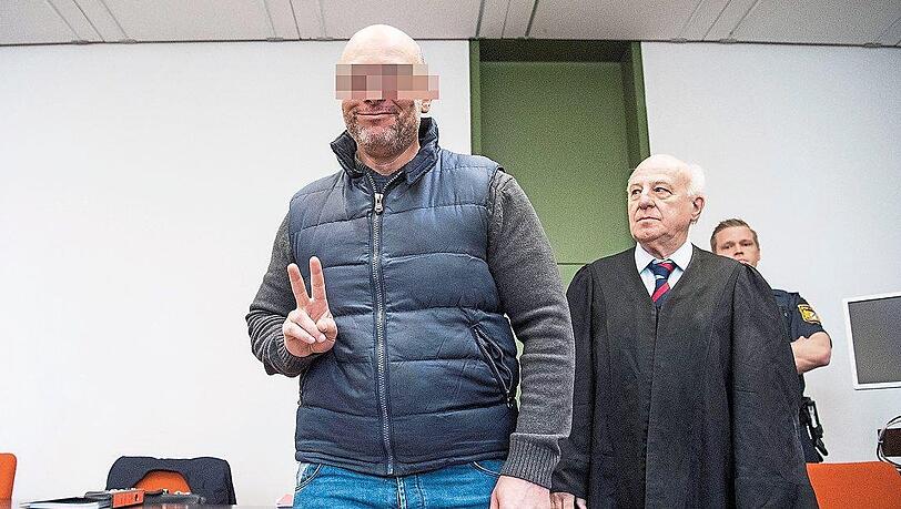 Beim Prozessbeginn: der wegen dreifachen Mordes angeklagte Mohamed E. und sein Anwalt Walter Lechner. Beim Prozessbeginn: der wegen dreifachen Mordes angeklagte Mohamed E. und sein Anwalt Walter Lechner.