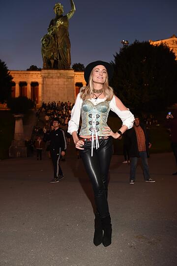 Flop: Jean Paul Gaultier lässt grüßen. Verena Ofarim wählt eine schwarze Lederhose sowie ein Oberteil, das Madonna zu ihren besten Zeiten getragen hätte.