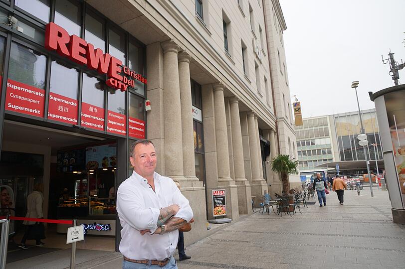 Rewe-Inhaber Christian Dell in der Schützenstraße. "Ich fange den Tag häufig mit einem Eimer Wasser an, weil der Eingang verdreckt ist."