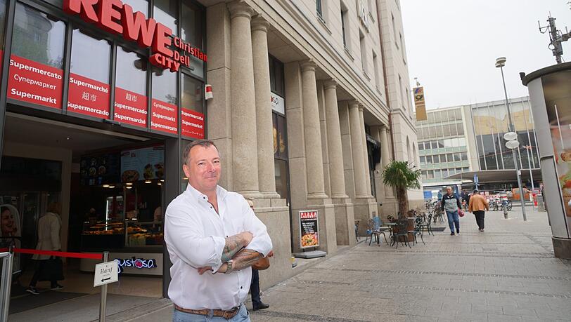 Rewe-Inhaber Christian Dell in der Schützenstraße. "Ich fange den Tag häufig mit einem Eimer Wasser an, weil der Eingang verdreckt ist." Rewe-Inhaber Christian Dell in der Schützenstraße. "Ich fange den Tag häufig mit einem Eimer Wasser an, weil der Eingang verdreckt ist."