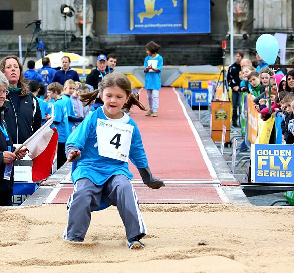 Sie springen weit: Die jungen Teilnehmer bei der "1. M-net Münchner Schulmeisterschaft."