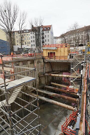 Bei der Baugrube an der Blumenstraße steht der Durchbruch zum alten Bahnsteig kurz bevor. Damit die Baustelle nicht mit Grundwasser vollläuft, wird vor der Bohrung der Untergrund durchfrostet