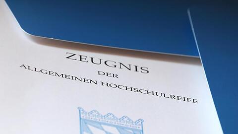 Ein bayerisches Abiturzeugnis. Foto: Karl-Josef Hildenbrand/dpa/Symbolbild