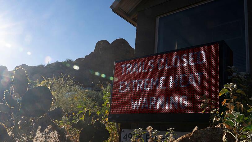 Wegen Hitze geschlossen: Im US-Bundesstaat Arizona klettern die Temperaturen auf Rekordwerte, die Menschen und Tieren schnell zu schaffen machen kann.
