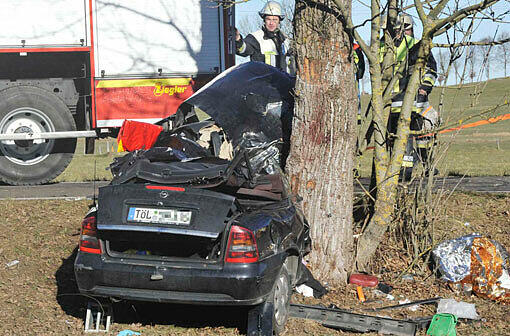 Das Wrack des Opel nach dem Aufprall. Zwei Frauen starben bei Holzkirchen nach einem Glatteis-Unfall.