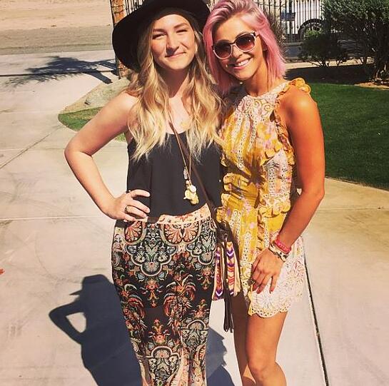 Julianne Hough (r.) mit ihrer Nichte