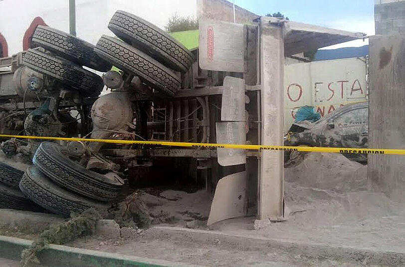 Der LKW nach dem Unfall. Anscheinend hatten die Bremsen versagt.