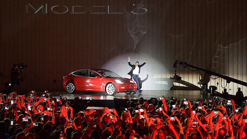 Die Zeremonie am Tesla-Werk im kalifornischen Fremont läutet ein neues Kapitel in einem der spannendsten Duelle ein, die heute die Wirtschaft zu bieten hat: Tesla gegen den Rest der Autoindustrie.