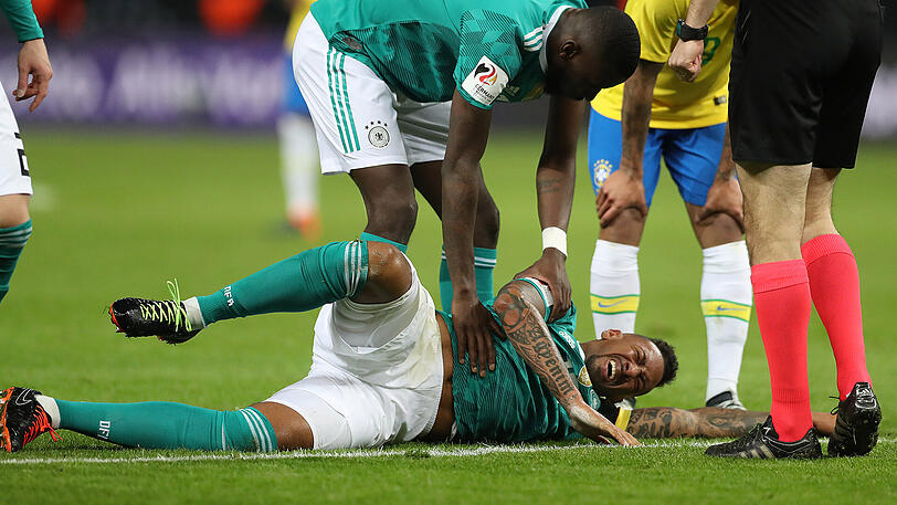 Bayern-Star Jérôme Boateng liegt mit schmerzverzerrtem Gesicht am Boden.