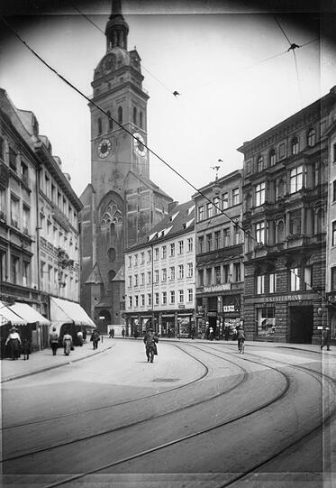 1911: Am Rindermarkt ziehen sich Trambahngleise zum Alten Peter.