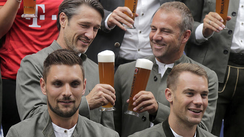 Cheftrainer Niko Kovac stößt mit seinem Co Hansi Flick an.