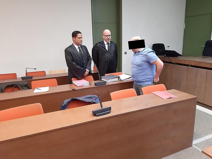 Der Angeklagte Cem G. mit seinen Anwälten.
