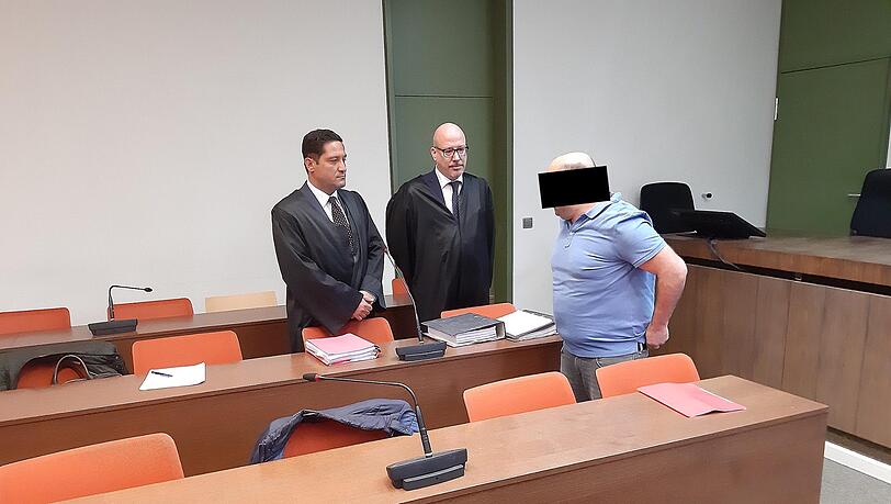 Der Angeklagte Cem G. mit seinen Anwälten. Der Angeklagte Cem G. mit seinen Anwälten.