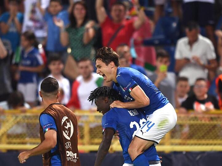 Italiens Federico Chiesa (r) feiert mit Teamkollegen Moise Kean sein Tor.