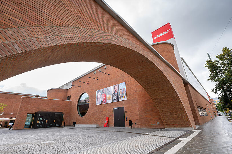 Die Außenfassade des Volkstheaters.