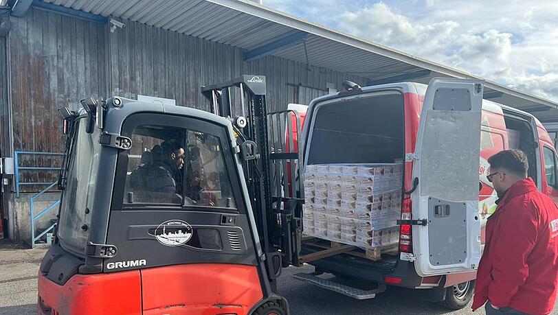 Mit einem Gabelstapler werden bei der Tafel 700 Kilogramm Schokolade des Schweizer Schokoladenherstellers Kägi aus einem Lieferwagen ausgeladen.