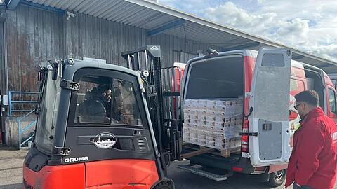 Mit einem Gabelstapler werden bei der Tafel 700 Kilogramm Schokolade des Schweizer Schokoladenherstellers Kägi aus einem Lieferwagen ausgeladen.