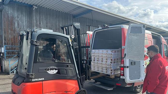 Mit einem Gabelstapler werden bei der Tafel 700 Kilogramm Schokolade des Schweizer Schokoladenherstellers Kägi aus einem Lieferwagen ausgeladen.