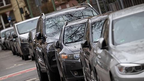 Ein SUV parkt in einer Reihe mit anderen Autos. Die in Europa gebauten Autos werden nach Daten des französischen Beratungsunternehmens Inovev immer größer und schwerer.