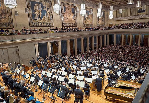 Der Chor und das Symphonieorchester des Bayerischen Rundfunks unter Leitung von Herbert Blomstedt in der Aufführung von Mendelssohns "Lobgesang" am Freitag im ausverkauften Herkulessaal. Der Chor und das Symphonieorchester des Bayerischen Rundfunks unter Leitung von Herbert Blomstedt in der Aufführung von Mendelssohns "Lobgesang" am Freitag im ausverkauften Herkulessaal.