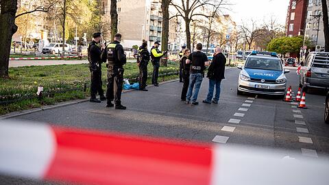 Polizisten sperrten die Schloßstraße teilweise ab.