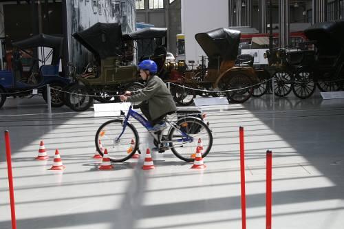 Im Fahrrad-Geschicklichkeitsparcours ist höchste Konzentration gefragt.