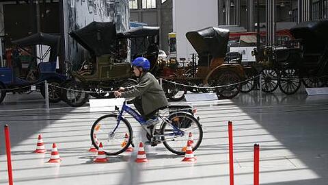 Im Fahrrad-Geschicklichkeitsparcours ist höchste Konzentration gefragt.