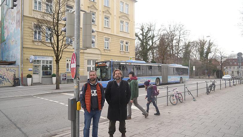Harald Frank (l.) und Dominik Schie&szlig; haben gemeinsam mit weiteren Eltern einen offenen Brief an die Stadt geschrieben. Sie w&uuml;nschen sich sichere Schulwege f&uuml;r ihre Kinder.