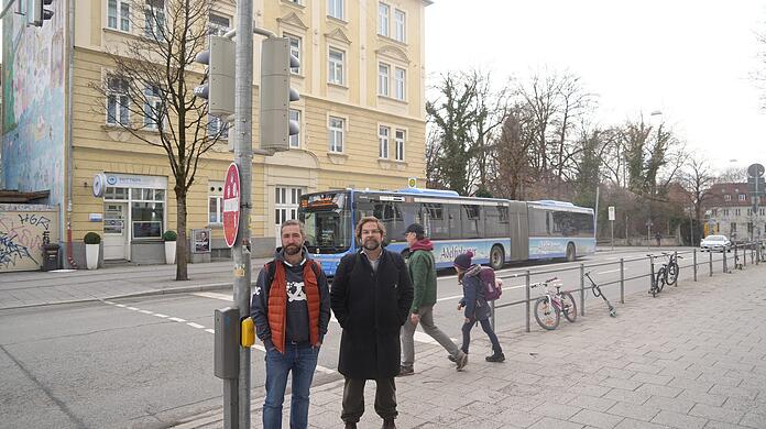Harald Frank (l.) und Dominik Schie&szlig; haben gemeinsam mit weiteren Eltern einen offenen Brief an die Stadt geschrieben. Sie w&uuml;nschen sich sichere Schulwege f&uuml;r ihre Kinder.