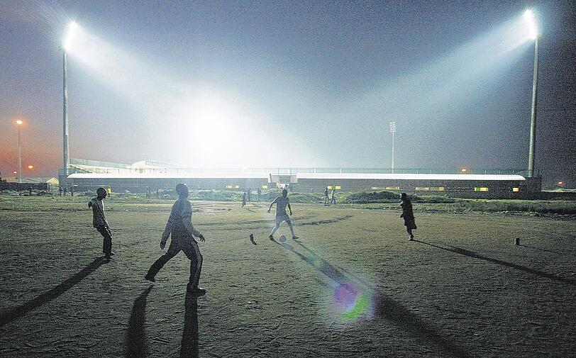 Es ist besser, viel zu laufen, wenn man abends in Johannesburg Fußball spielt. Es kann jetzt nämlich empfindlich kühl werden dort.