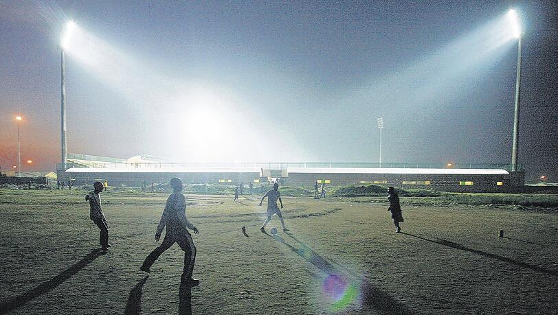Es ist besser, viel zu laufen, wenn man abends in Johannesburg Fußball spielt. Es kann jetzt nämlich empfindlich kühl werden dort. Es ist besser, viel zu laufen, wenn man abends in Johannesburg Fußball spielt. Es kann jetzt nämlich empfindlich kühl werden dort.