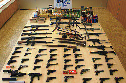 Pistolen, Revolver, Gewehre, Munition: ein ganzes Arsenal hat ein Waffennarr in Straubing angelegt.