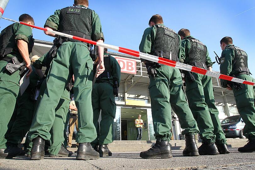 Beamte des Unterstützungskommandos marschieren auf.
