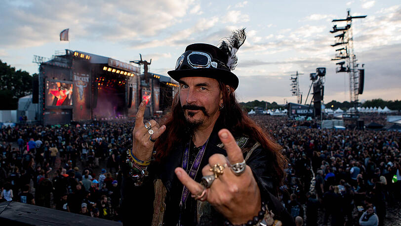 Das Wacken-Festival ist eröffnet. Die Bilder von Bier, Matsch und Fans.