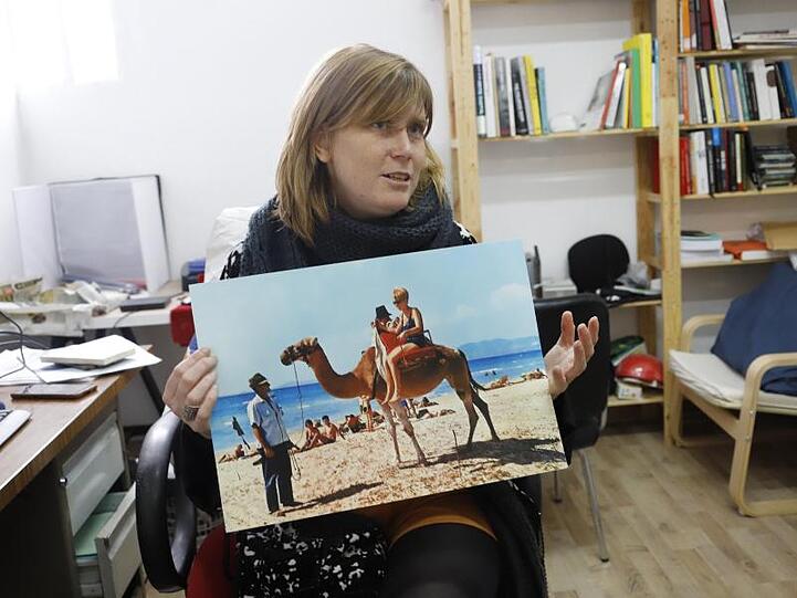 Marina Planas, Enkelin des Fotografen Josep Planas i Montanya, zeigt eine Fotografie ihres Großvaters aus dem Jahr 1967.