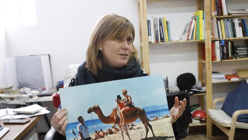 Marina Planas, Enkelin des Fotografen Josep Planas i Montanya, zeigt eine Fotografie ihres Großvaters aus dem Jahr 1967. Marina Planas, Enkelin des Fotografen Josep Planas i Montanya, zeigt eine Fotografie ihres Großvaters aus dem Jahr 1967.