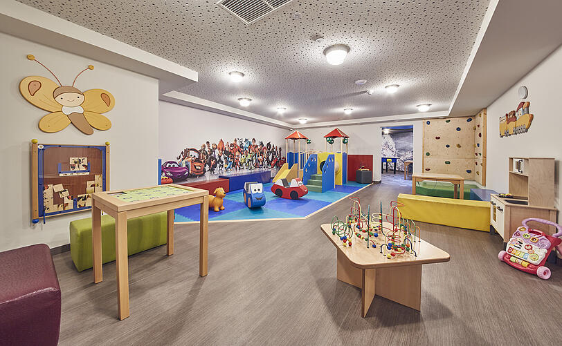 Ganz relaxt oder mit Actionkick. Auf Sie und Ihre Liebsten wartet eine unvergessliche Zeit – ob in der 70 m2 großen Familien-Spielwelt, in der Familien-Chillout-Area, unterwegs im Sommer im Tal der Spiele und am Bike oder im Winter auf Skiern. Jede Generation, ob Kleinkind, Tennie, Eltern oder Großeltern, kommt im Familienurlaub in Saalbach Hinterglemm garantiert auf ihre Kosten!