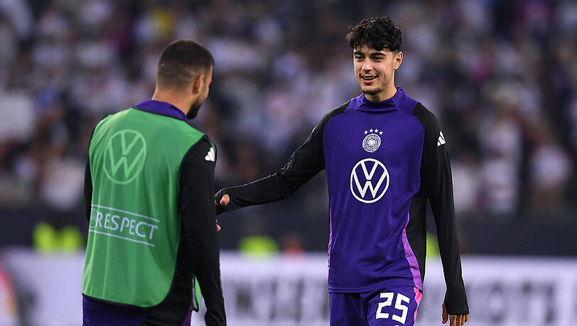 Beim 0:0 gegen die Ukraine konnte Aleks Pavlovic (r.) zwar sein Länderspieldebüt feiern. Eine abermalige Mandelentzündung kostete Bayerns Senkrechtstarter jedoch das Turnier. Am Sonntag verlängerte Pavlovic seinen Vertrag bis 2029. Beim 0:0 gegen die Ukraine konnte Aleks Pavlovic (r.) zwar sein Länderspieldebüt feiern. Eine abermalige Mandelentzündung kostete Bayerns Senkrechtstarter jedoch das Turnier. Am Sonntag verlängerte Pavlovic seinen Vertrag bis 2029.