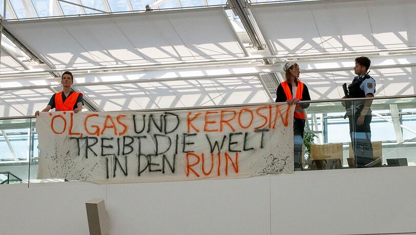 Die Aktivisten entrollten ein Banner mit ihrer Botschaft.