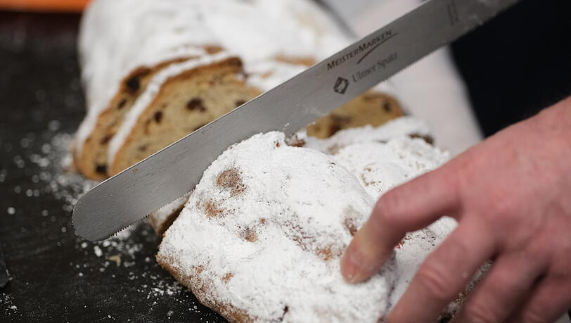 Ein Stollen wird aufgeschnitten. So wird er typischerweise serviert. Ein Stollen wird aufgeschnitten. So wird er typischerweise serviert.