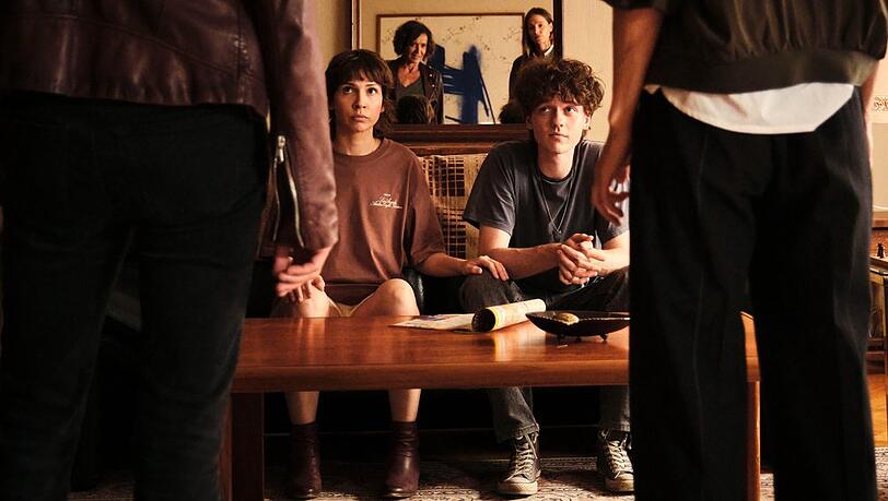 "Tatort: Mike & Nisha": Nisha Nevarin (Amina Merai) und Mike Schaub (Jeremias Meyer) haben Besuch von den Kommissarinnen Lena Odenthal (Ulrike Folkerts) und Johanna Stern (Lisa Bitter), die ihnen unangenehme Fragen stellen. "Tatort: Mike & Nisha": Nisha Nevarin (Amina Merai) und Mike Schaub (Jeremias Meyer) haben Besuch von den Kommissarinnen Lena Odenthal (Ulrike Folkerts) und Johanna Stern (Lisa Bitter), die ihnen unangenehme Fragen stellen.