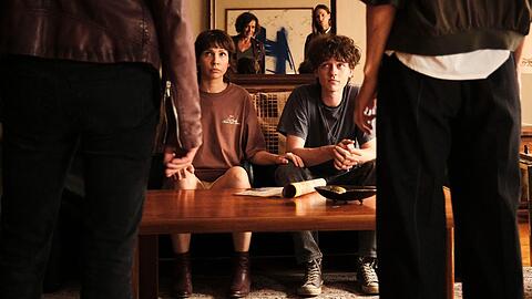 "Tatort: Mike & Nisha": Nisha Nevarin (Amina Merai) und Mike Schaub (Jeremias Meyer) haben Besuch von den Kommissarinnen Lena Odenthal (Ulrike Folkerts) und Johanna Stern (Lisa Bitter), die ihnen unangenehme Fragen stellen.